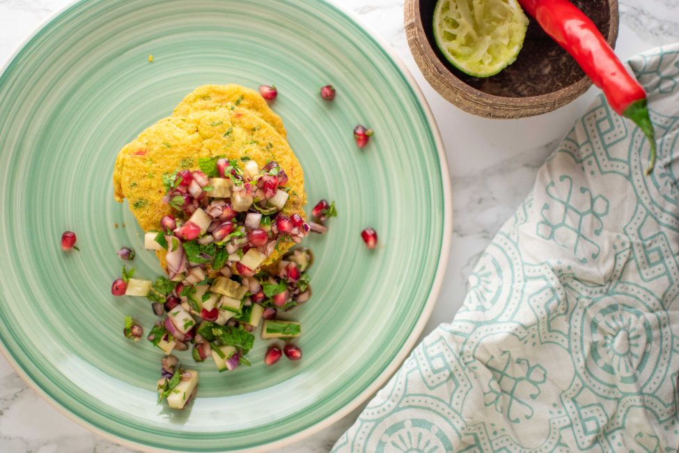 Kikkererwt pannenkoekjes met granaatappelsalsa