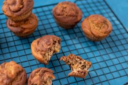 Bananenbrood muffins met een chocolade swirl