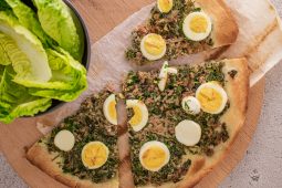 Plaattaart met tonijn en ei