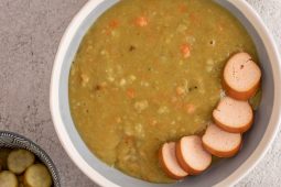 Vegetarische snert met toppings