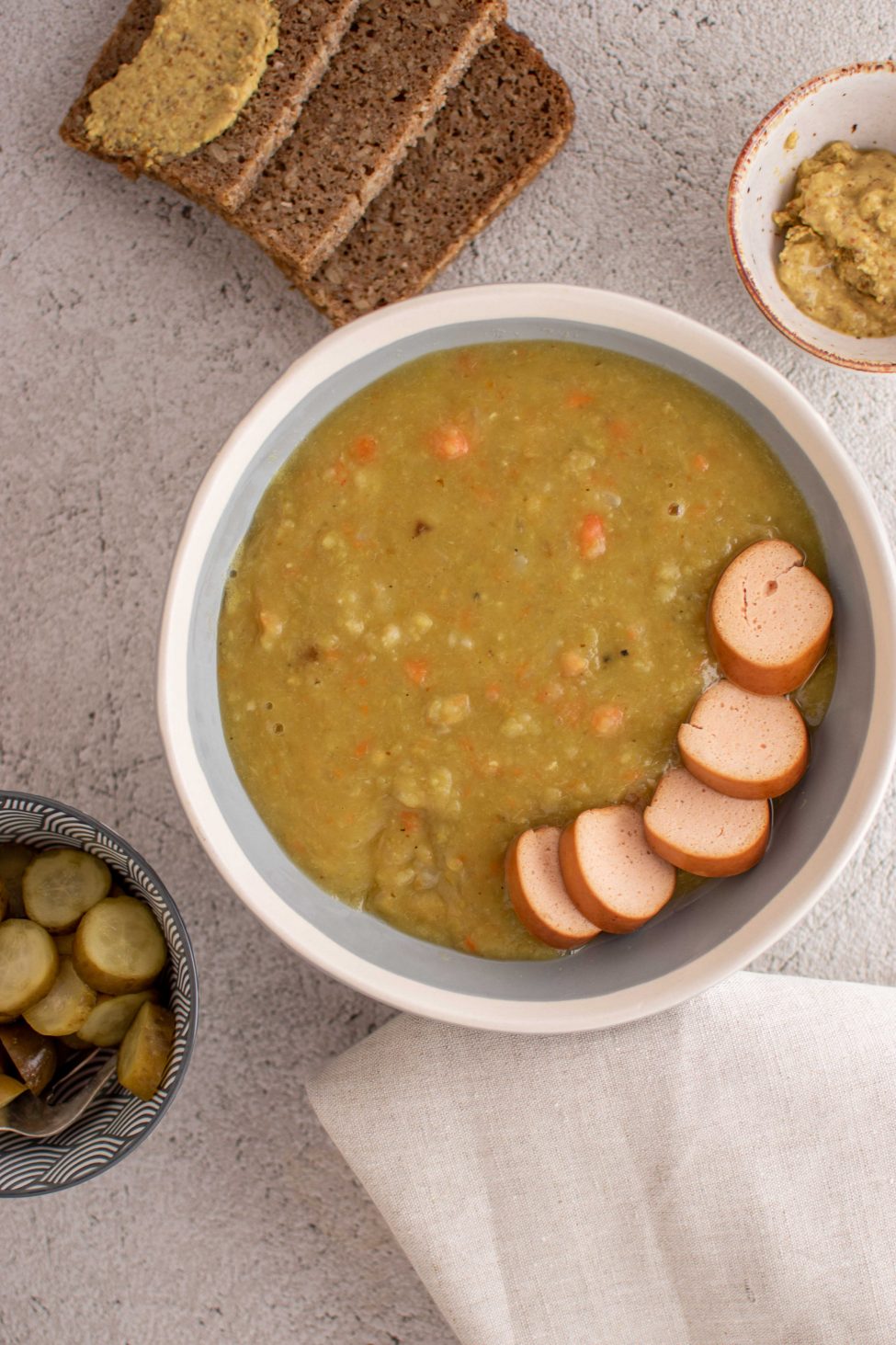 Vegetarische snert met toppings