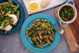 Pasta met boerenkoolpesto en geroosterde walnoten