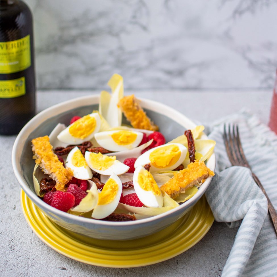 Simpele vegetarische witlofsalade met ei en framboos