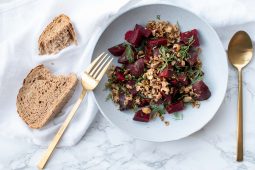 Bietensalade met hartige granola