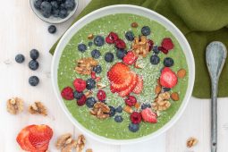 Zomerse smoothiebowl met spinazie en ananas