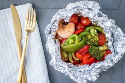 BBQ stoompakketjes met garnalen en broccoli