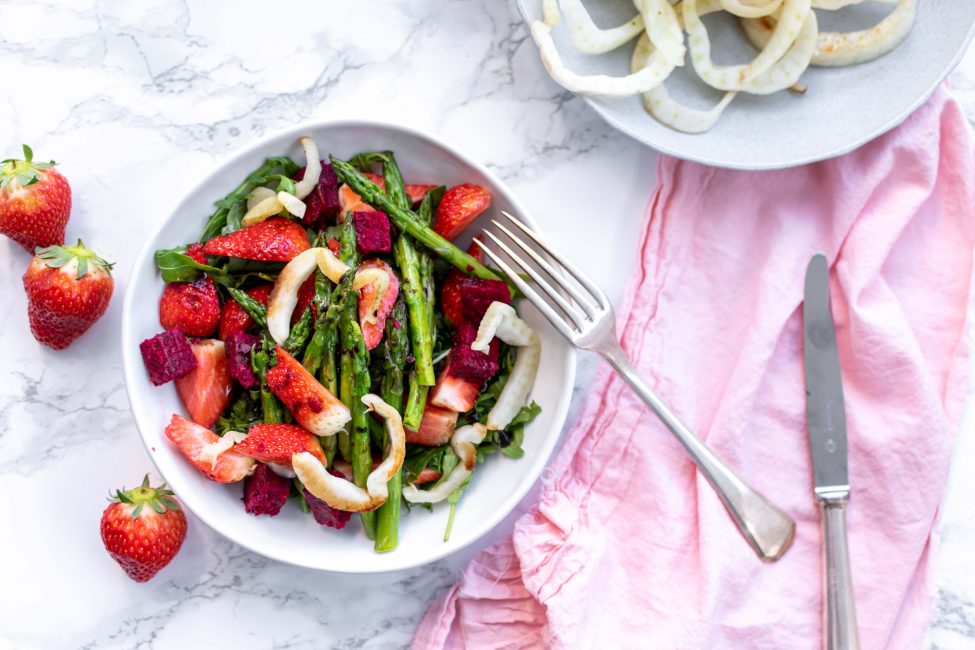 Zomerse salade met aardbeien, groene asperges en venkel