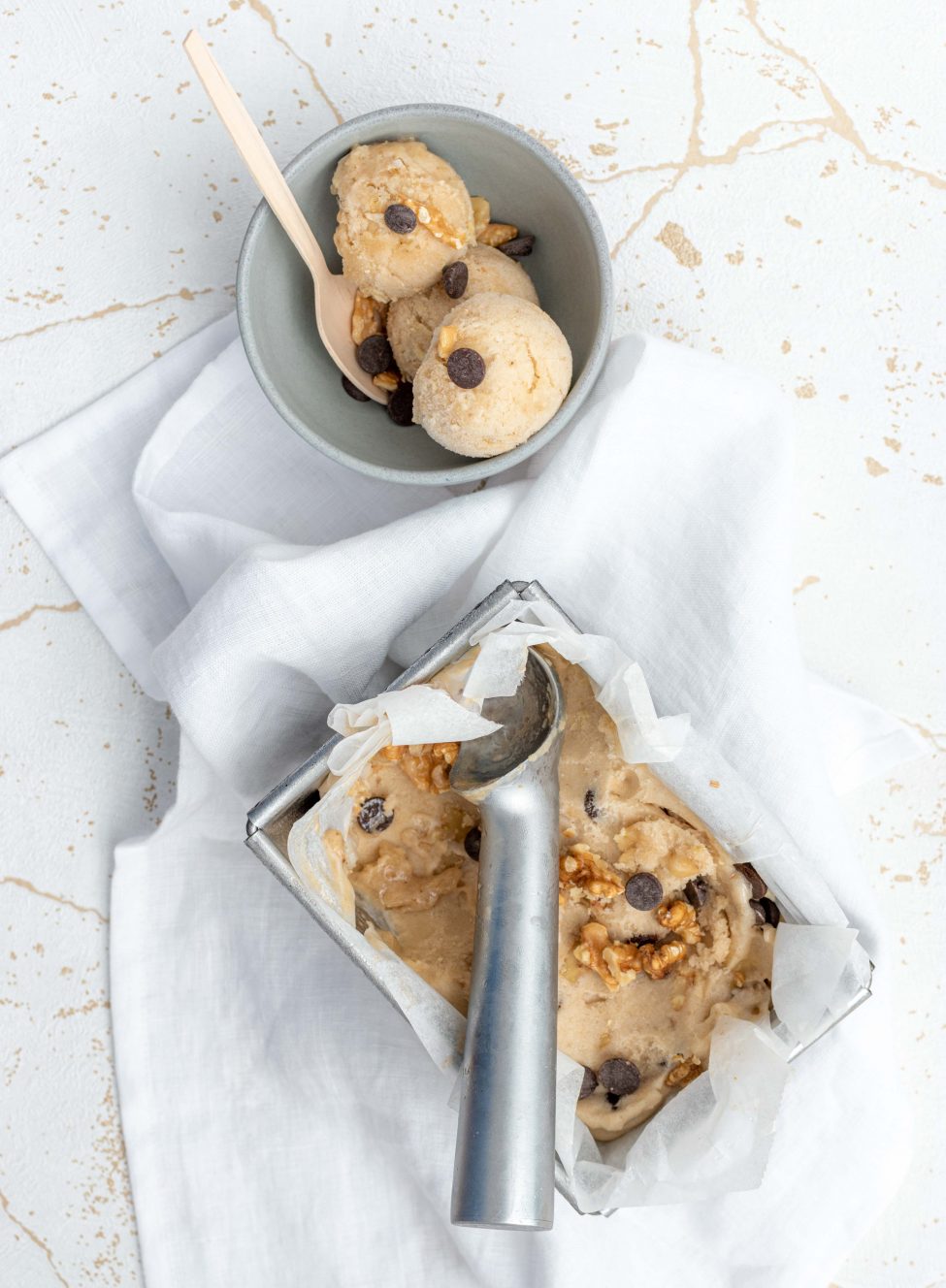 Chunky Monkey ijs (gezond bananenijs met walnoten en chocolade)