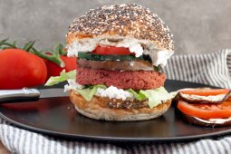 Vega burger met Mediterrane gegrilde groenten