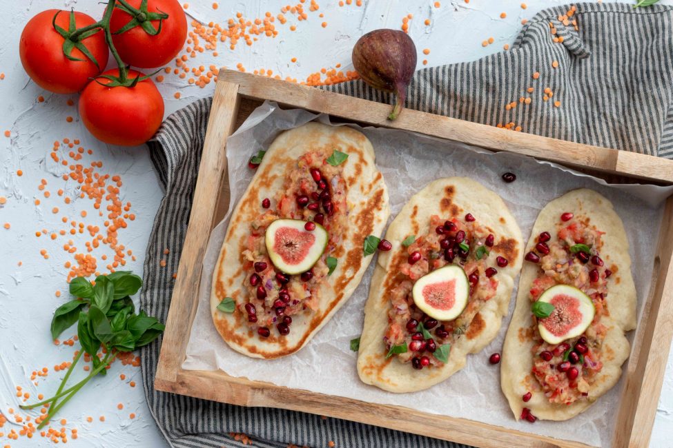 Flatbreads met rode linzenspread